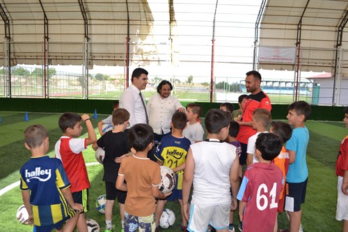 Kaymakamımız İsmail ERDOĞAN Futbol Kursunu Ziyaret Ederek Minik Kursiyerlerimizle Sohbet Etti.